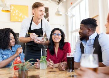 3 ways restaurant staff and customers can communicate to prevent food allergy reactions