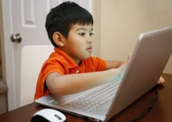 Kids and their computers: Several hours a day of screen time is OK, study suggests