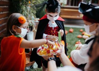 Simple safety tips for trick-or-treating after Fauci greenlighted Halloween 2021
