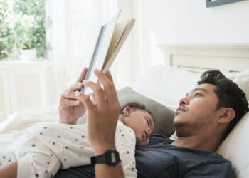 Babies don’t come with instruction manuals, so here are 5 tips for picking a parenting book