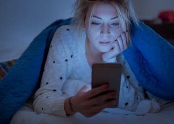 Blue light: what we do and don’t know about the damage it causes our skin