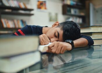 School start times and screen time late in the evening exacerbate sleep deprivation in US teenagers