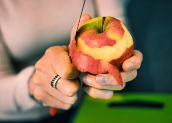 Fruit and veg: is it better to peel them?