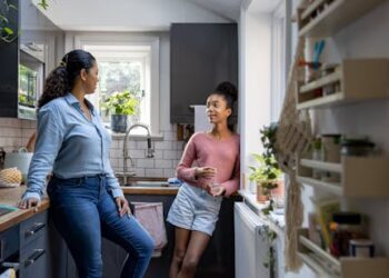 Mothers’ dieting habits and self-talk have profound impact on daughters − 2 psychologists explain how to cultivate healthy behaviors and body image