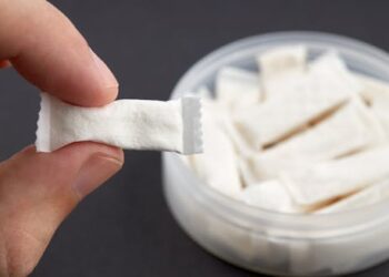 Oral nicotine pouches deliver lower levels of toxic substances than smoking – but that doesn’t mean they’re safe