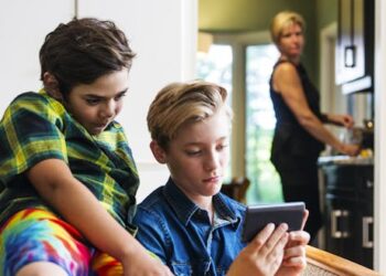Stricter monitoring of tween and teen internet use may not always be better
