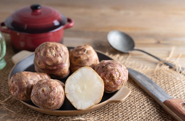 Uncooked Jerusalem artichokes on a plate.