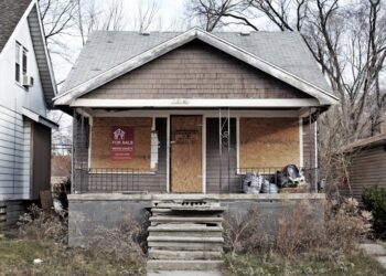 Knocking down abandoned buildings has a lot of benefits for Detroit − but it’s costly for cities