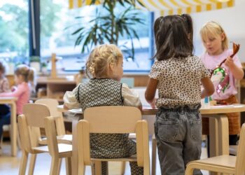 Pediatricians’ association recommends COVID-19 vaccines for toddlers and some older children, breaking with CDC guidance