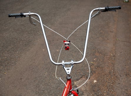 Chopper-style bicycle handlebars