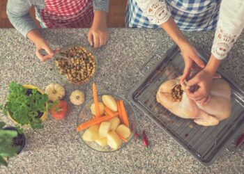 Don’t let food poisoning crash your Thanksgiving dinner