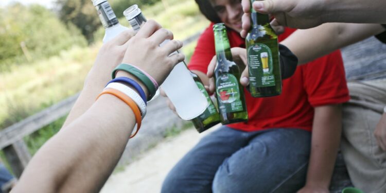 Exposure to neighborhood violence leads some Denver teens to use tobacco and alcohol earlier, new study shows