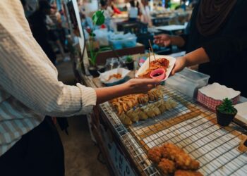 How street vendors and waste pickers can help cities manage growth