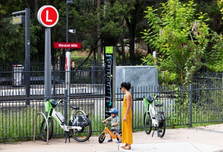 People on the GreenWay by the Waratah Mills light rail stop heading towards Weston Street.