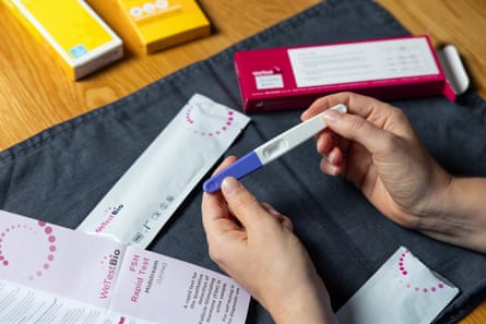 hands hold a FSH rapid test