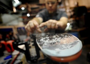 PFAS in ski wax: Despite bans, these forever chemicals linger in wax rooms, study shows – so does their health risk