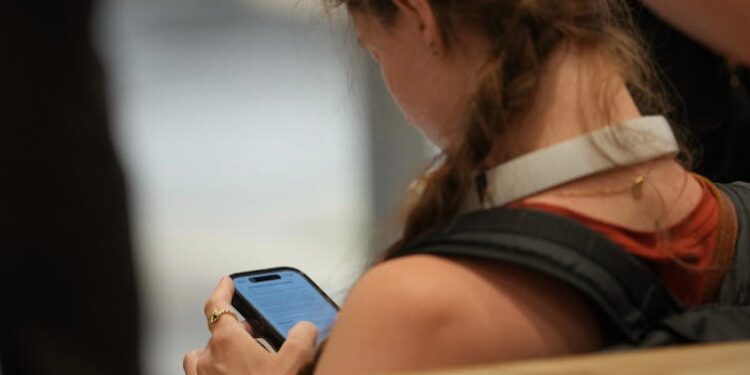 A social media ban for Canadian kids sounds simple, but Bill C-34 has major limitations